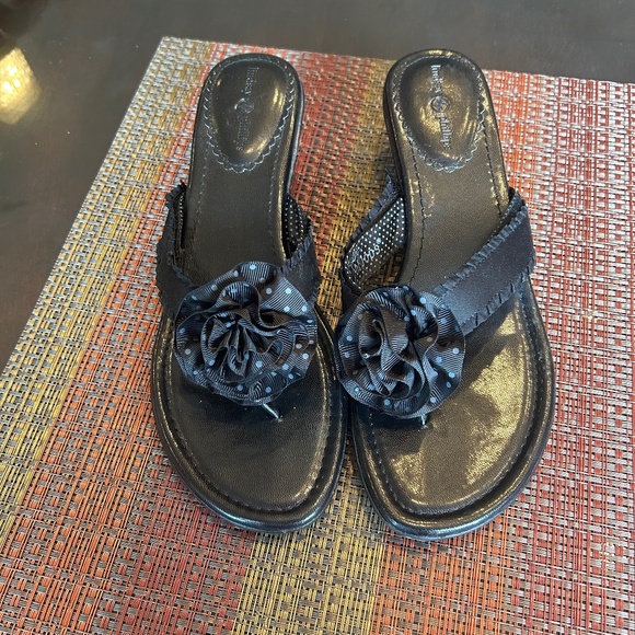 NEW Lindsay Phillips Black Thong Sandals with Polka Dot Flower Detail Size 10 - Picture 5 of 8
